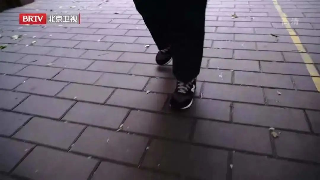 侧睡趴着睡腰痛怎么回事,腰酸背痛5个动作拯救你的腰