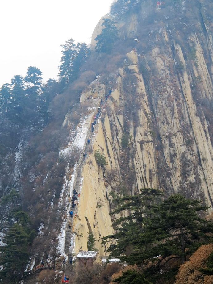 冬日里的华山银装素裹,冬日登上秦岭山脊