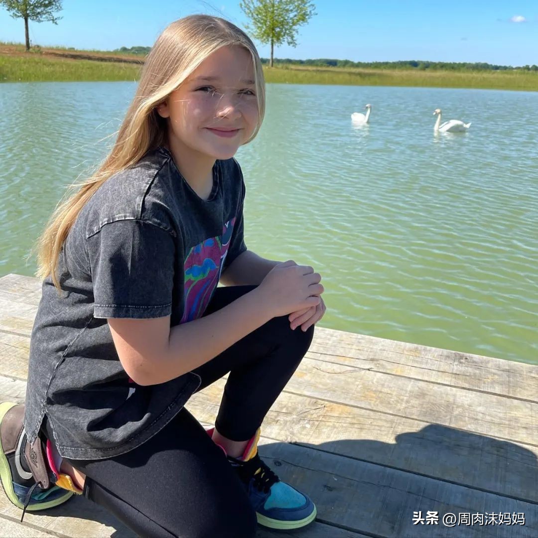 年轻贝克汉姆孩子,贝克汉姆女儿出门不带腿