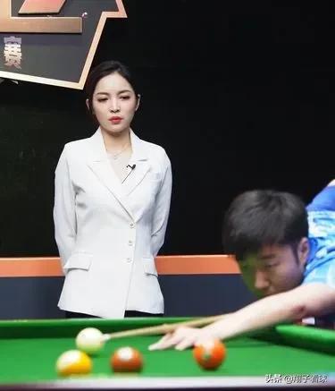台球裁判王钟瑶打球图片,桌球女裁判王钟瑶身材