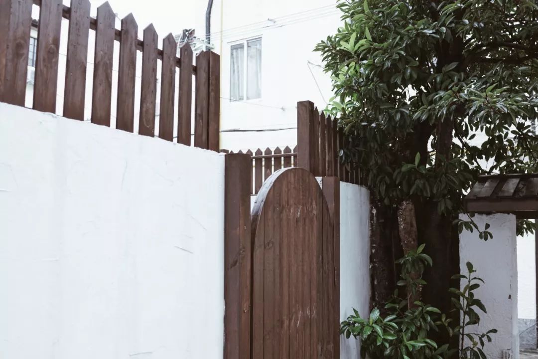 她买下32㎡老旧学区房，为女儿打造小桃园，还有20㎡超舒适大庭院