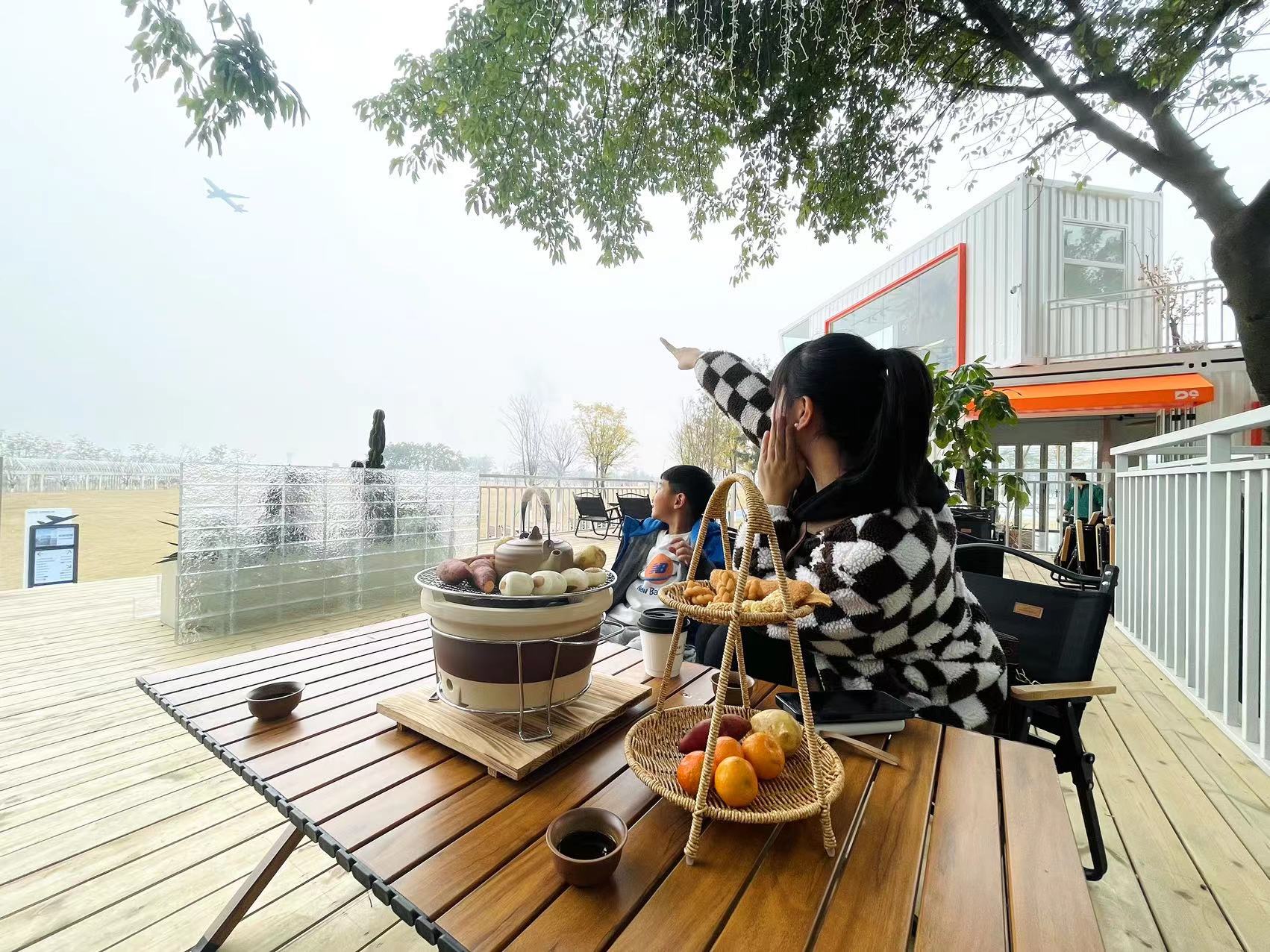 空港体育公园最新打卡,空港体育公园和飞机合影