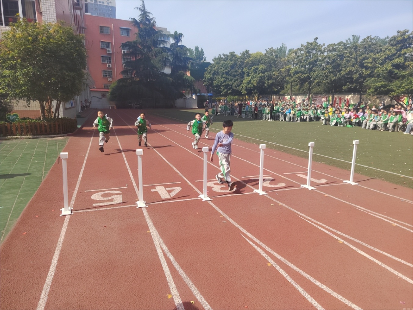 南阳市第十六小学举行2023年第十八届春季运动会