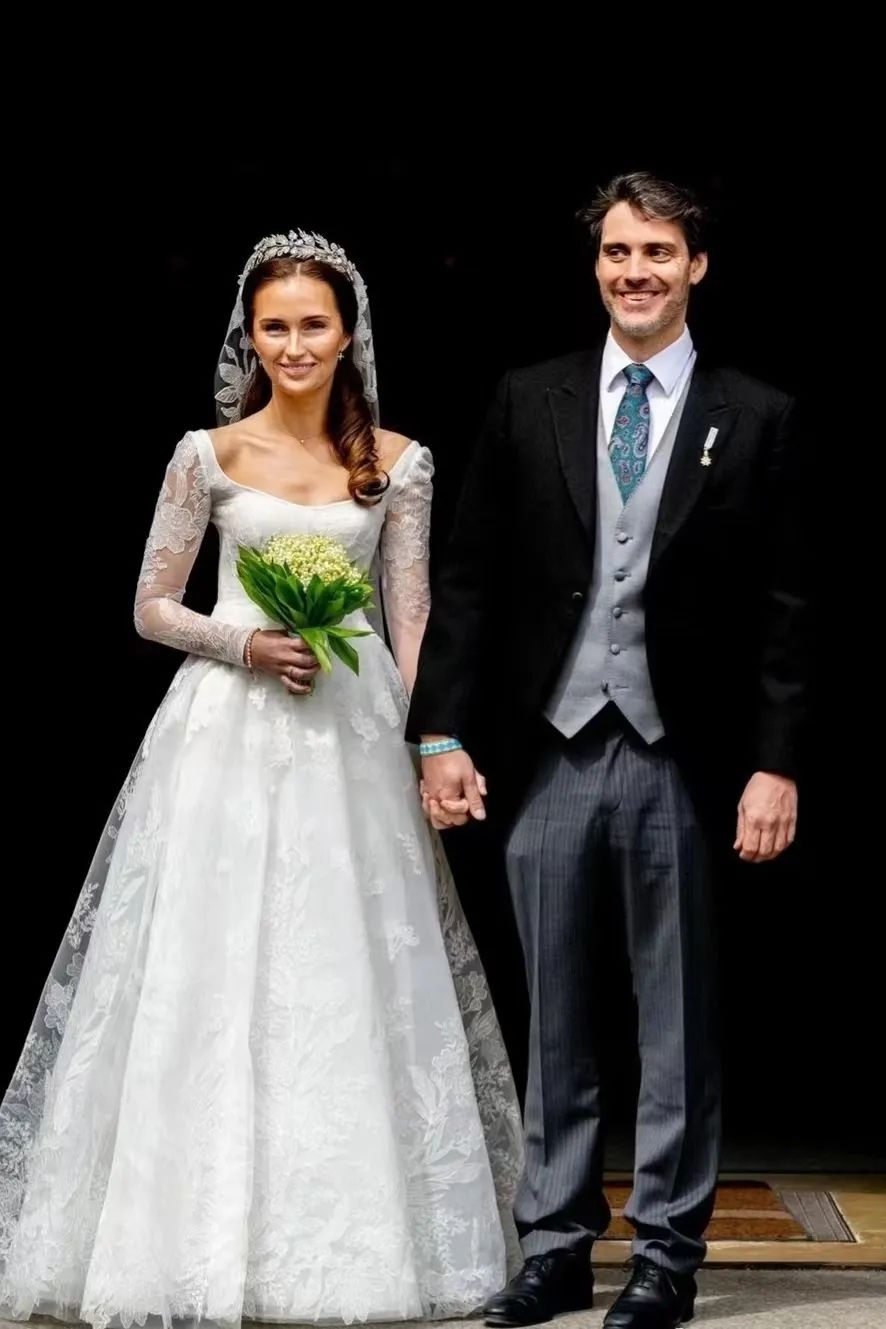 “鸽子蛋”算什么，现在婚礼上戴它才是大热门！