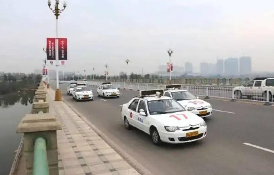 科目三考试遭针对，连续5次被私家车堵停，就是因为没办VIP
