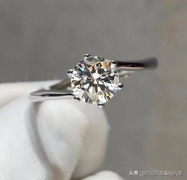 锆石和莫桑钻哪个更值得买,莫桑钻和锆石哪个更值得购买