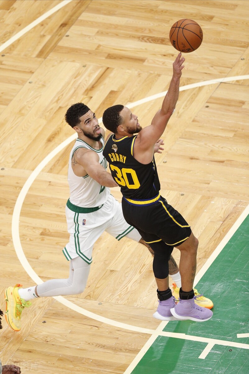 库里43分天神下凡詹姆斯祝贺,勇士库里超远三分绝杀