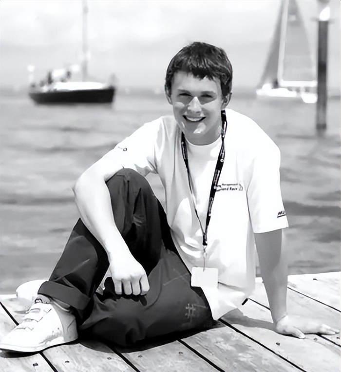 英国12岁男孩当爹的新闻,13岁当爹的英国小孩11年后现状