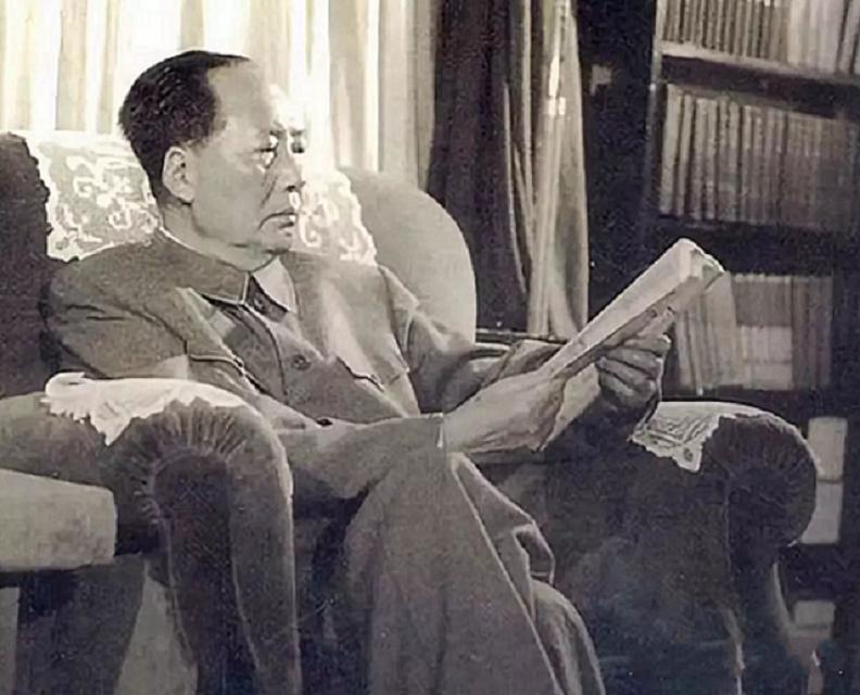 三个人结拜为兄弟，建国后：一人是铁匠，一人是农民，一人是主席