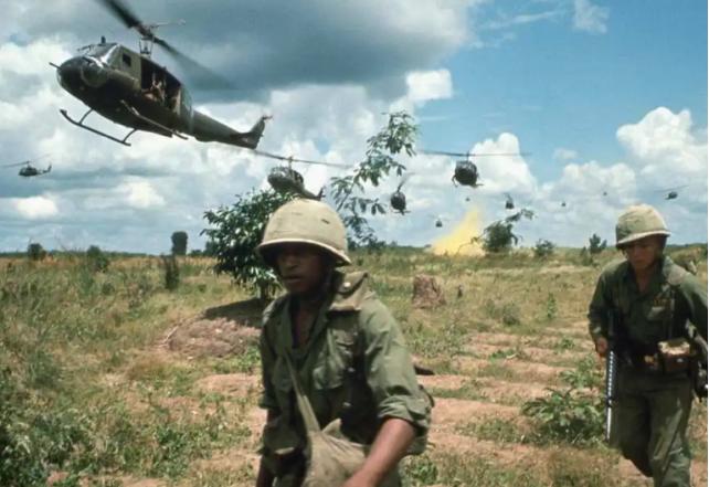 50年前，那个展开双臂、惊慌逃跑的越南女孩，究竟经历了什么