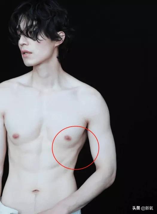 明明是全身最性感的身材线条，你却把它看成肋骨外翻？