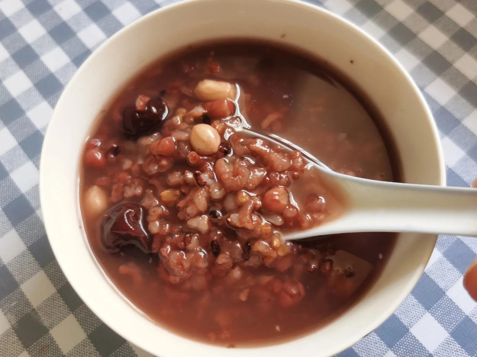 早上吃牛奶面包和不吃早餐哪个好,儿童早餐吃牛奶鸡蛋面包营养够吗