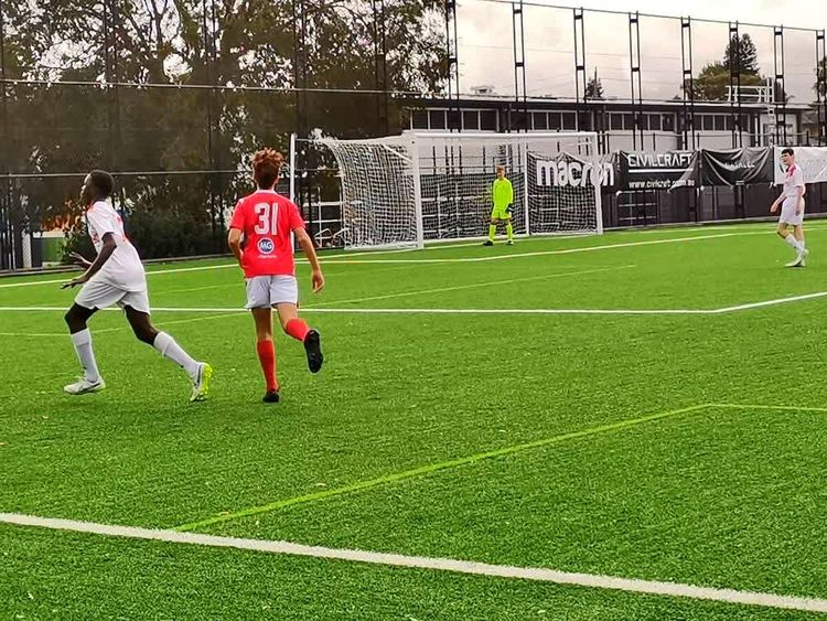 在悉尼PenshurstPark彭斯赫斯特公园球场，看一场社区少年足球赛