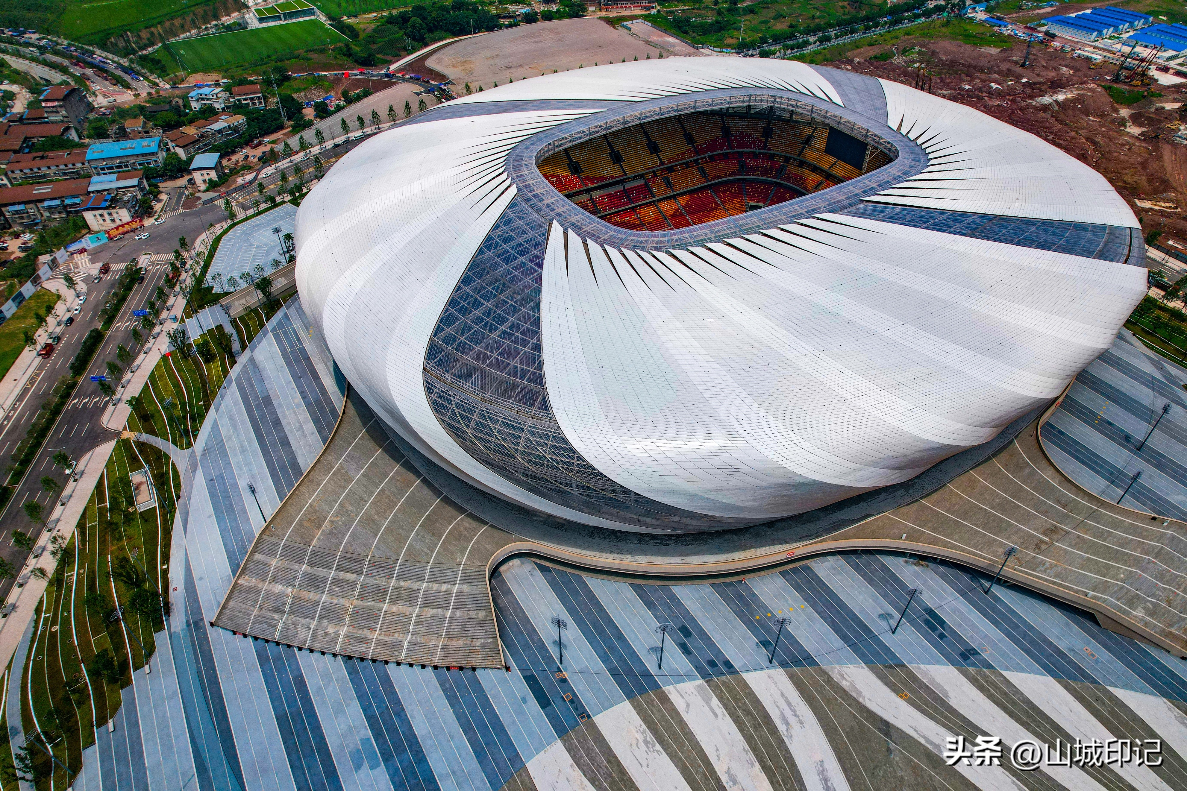 龙兴足球场是重庆首个专业足球场,龙兴足球场演唱会看台最好位置