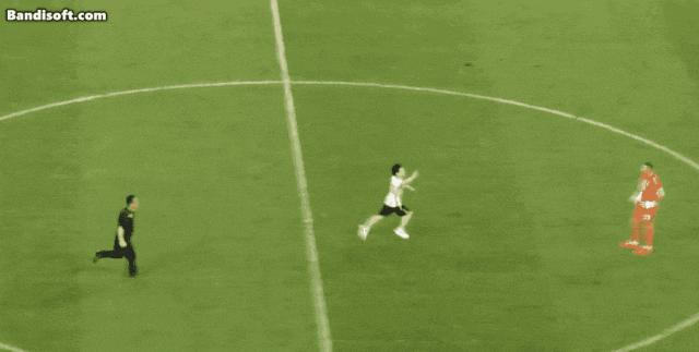 球迷冲进球场拥抱梅西全过程介绍,一路狂飙震撼视频