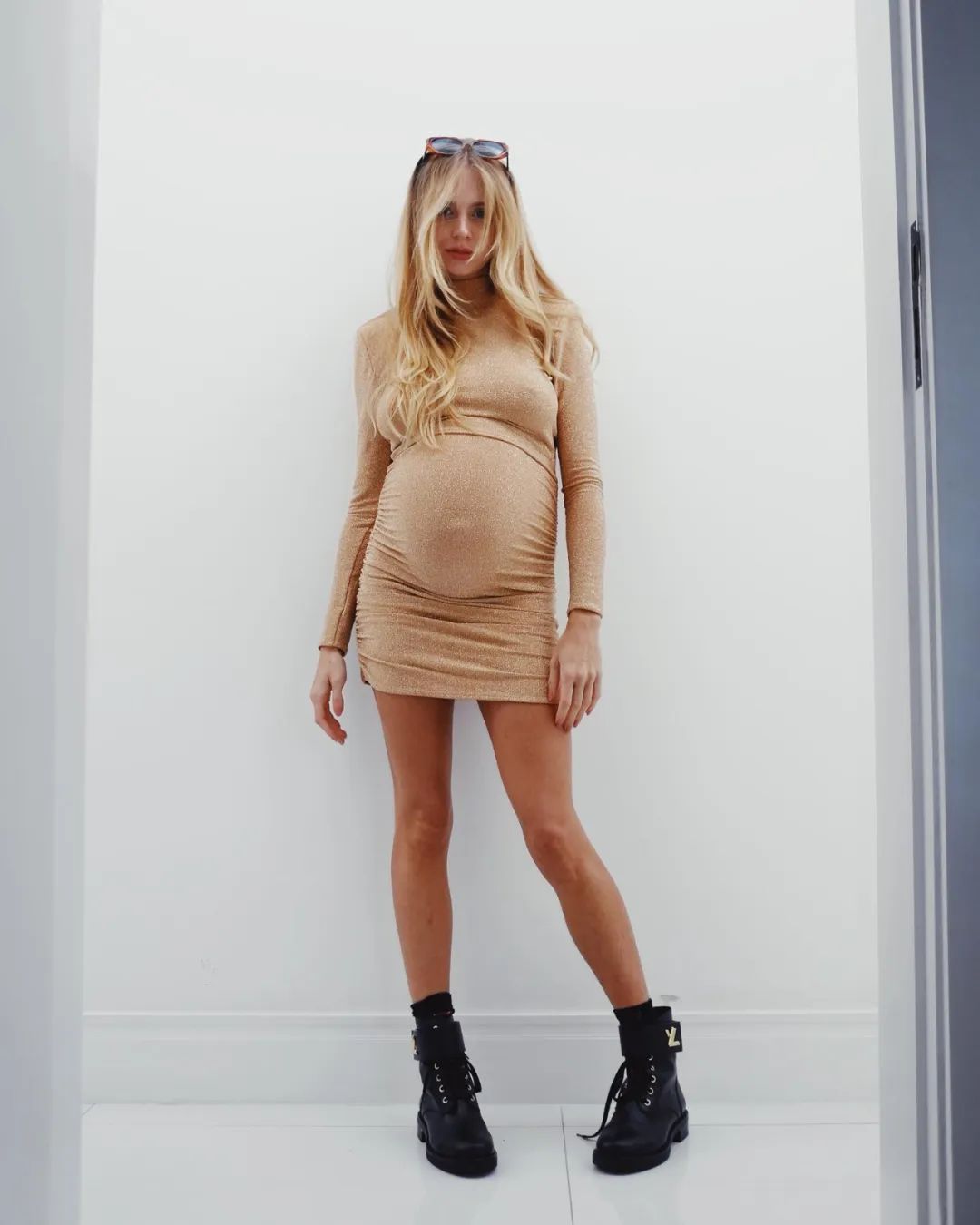 巴西男模特与女友迎接双胞胎，即将走进婚姻殿堂结婚