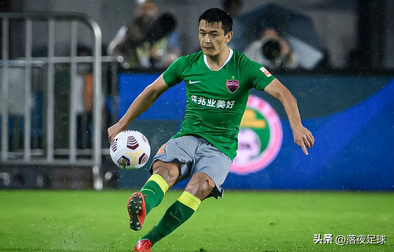 被武磊狠狠上了一课!24岁超新星后卫被拿捏,不知不觉送了点球!