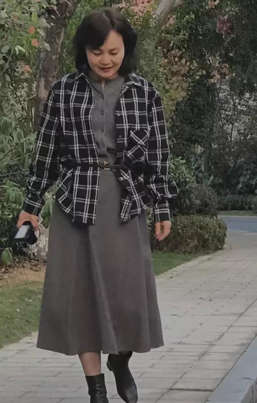 上了年纪的女人少穿这3种羽绒服,上了年纪的女装运动鞋