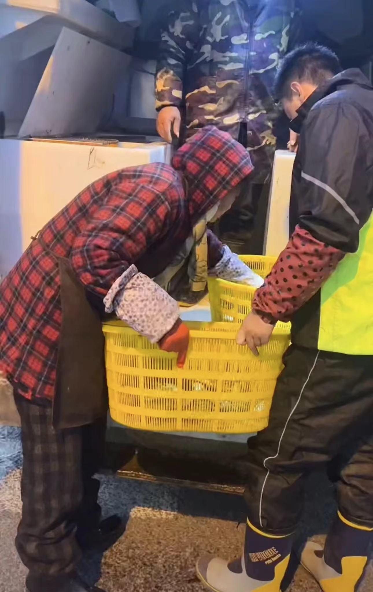 40岁演员无戏拍卖鱼近一年!路边摆地摊满身污垢,称喜欢现在生活