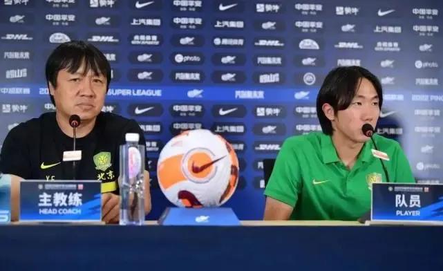 中超现象：教练看着球员脸色在比赛