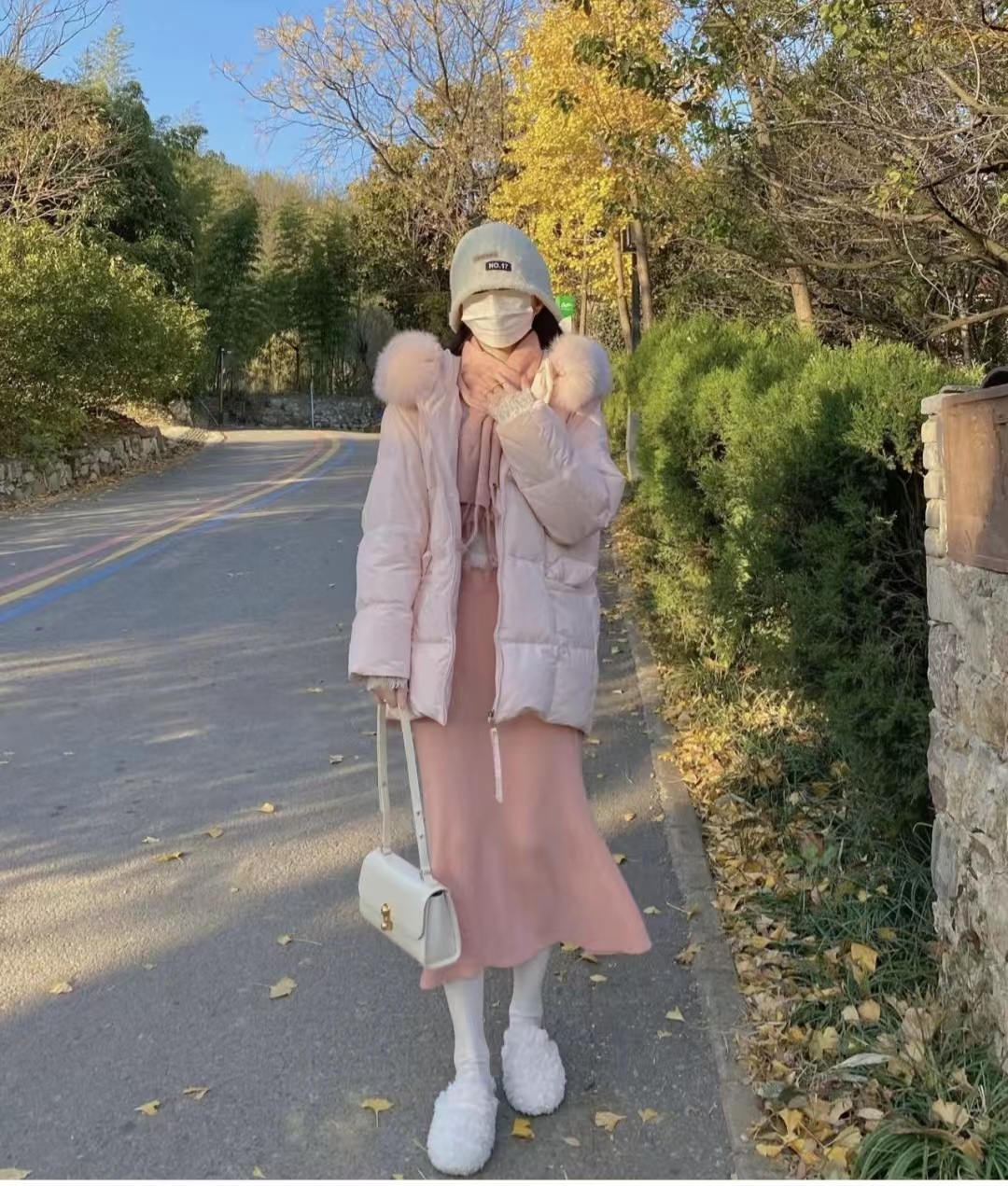 短款白色羽绒服的最佳搭配半身裙,羽绒服搭配哪些裙子才时髦