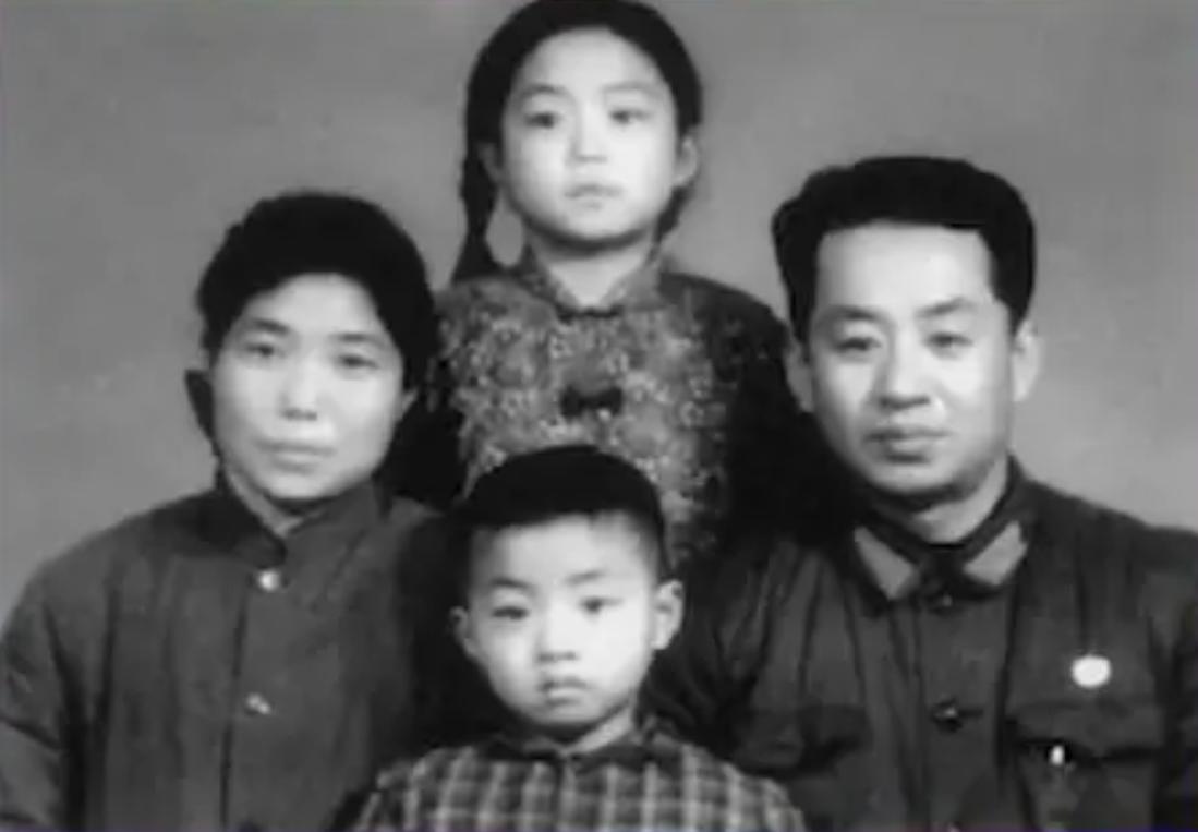 《金星秀》停播6年，金星亮相干女儿婚礼，55岁的她身材好气质佳