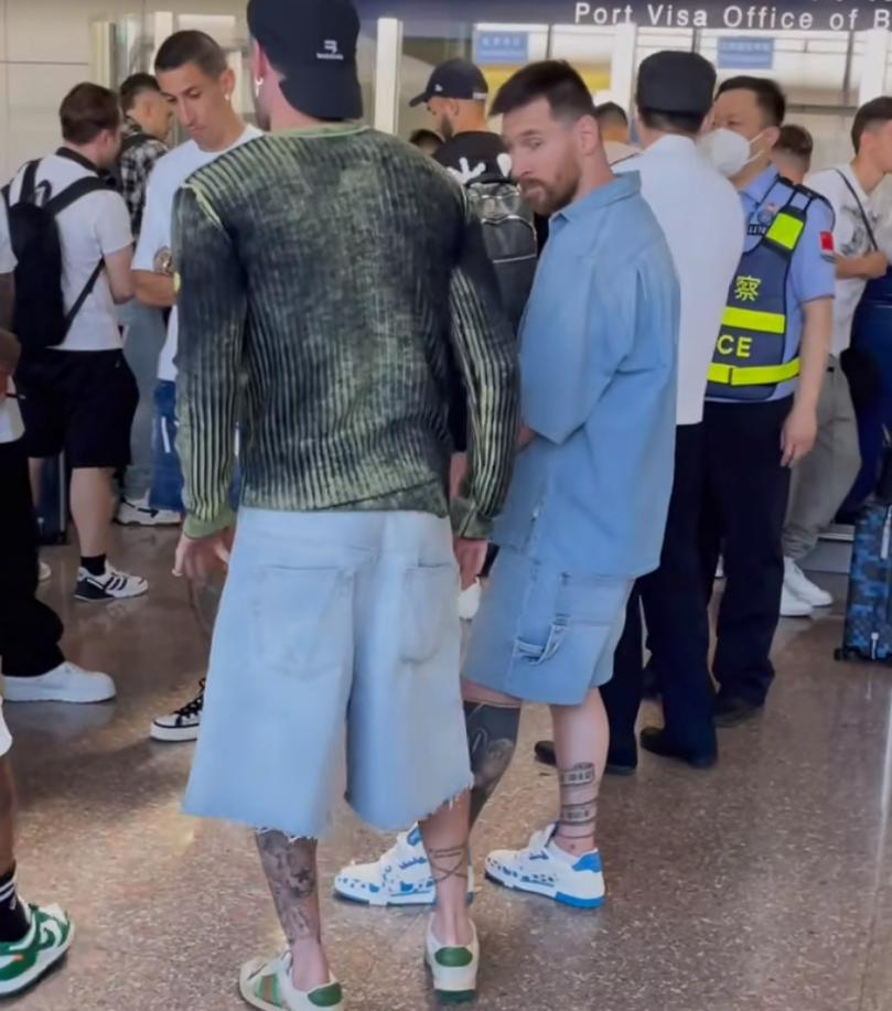 球迷见到梅西激动,球迷冲进球场拥抱梅西最新消息