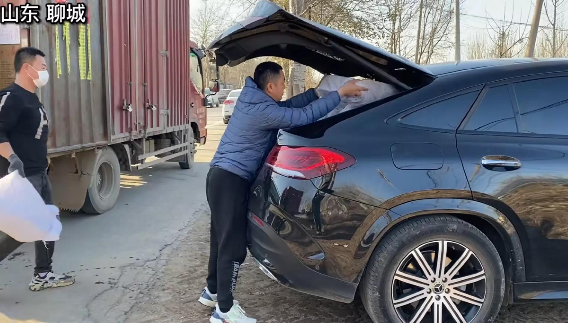 不起眼路边摊竟有80%利润，山东小伙买90万车两套房，存款7位数