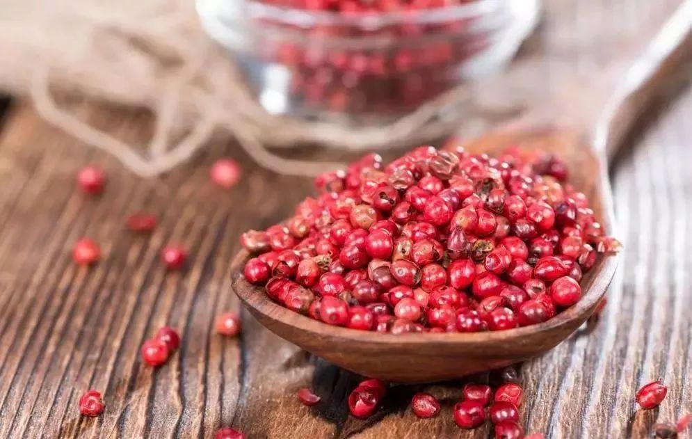 粉红胡椒和黑胡椒的区别,白胡椒和黑胡椒来自同一种植物么