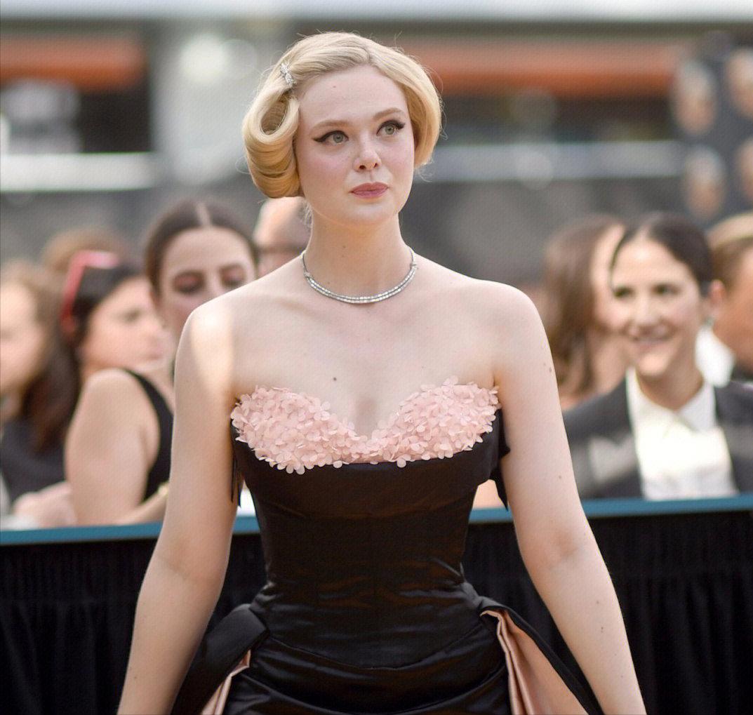 艾美奖红毯女星礼服图片,2019红毯艾美奖