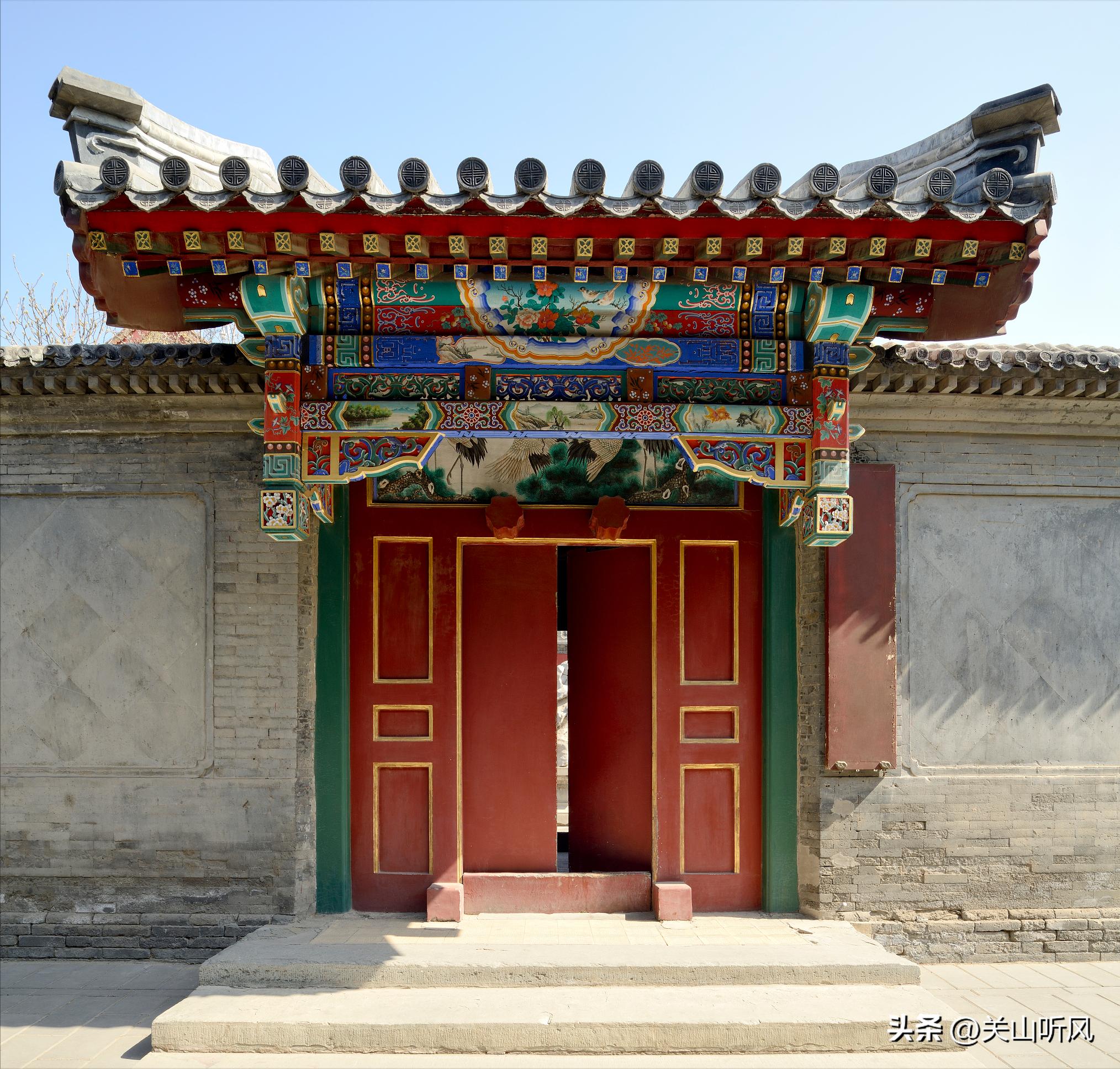 对门大门口亮灯有什么讲究,门前亮灯旺人丁