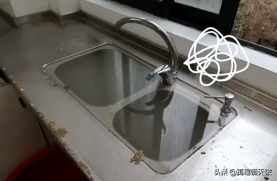 为什么不能买2楼？隔离后返家发现污水遍地，上海一女子很受伤