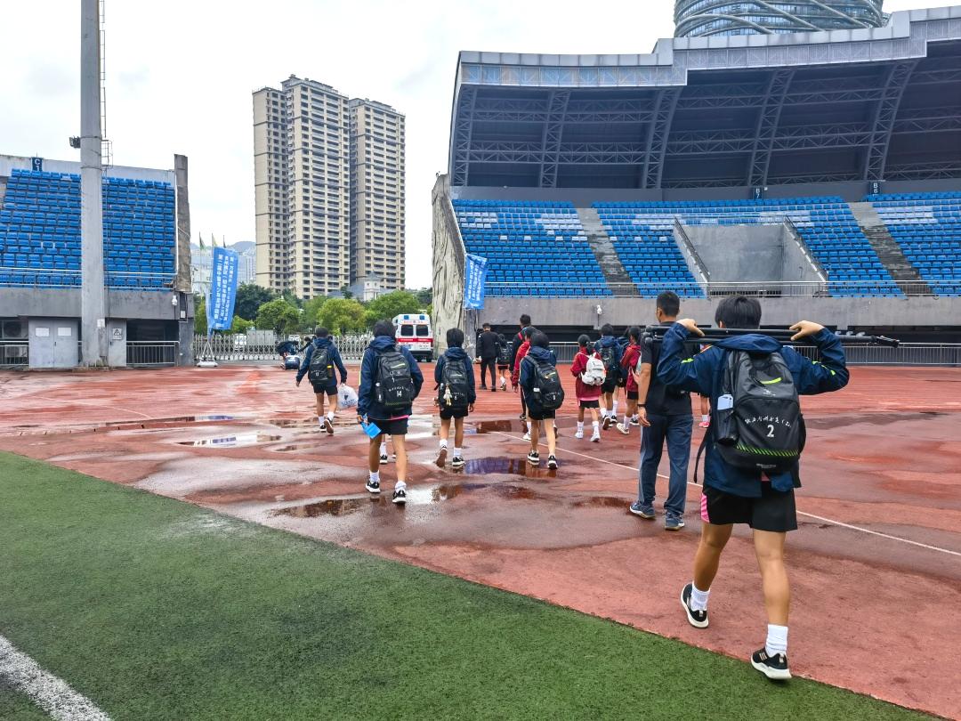 足球场上满眼都是年轻的自己,足球场上任何一个人都是天才