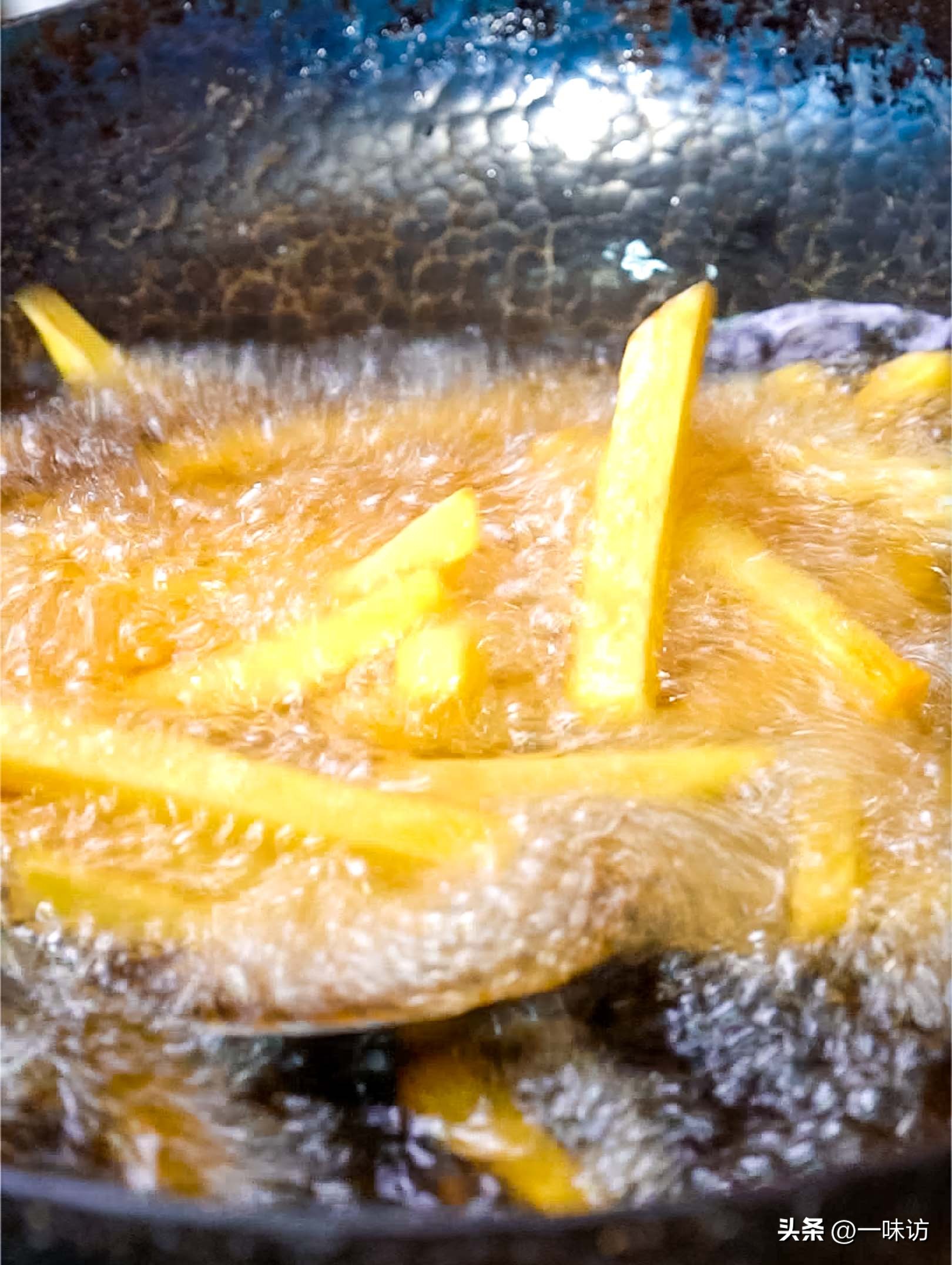 土豆怎么做成薯条在空气炸锅中,土豆薯条怎么炸好吃酥脆又不用冻