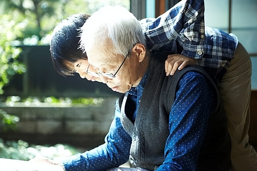 一位老人用手绘纸币买面,浙江老人手绘人民币买面条