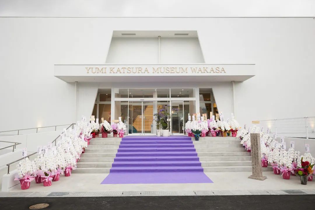 亚洲婚纱女王杀进内娱，女星们集体坐不住了