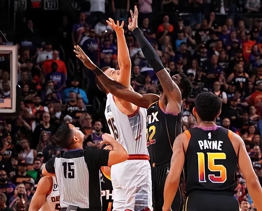 布克狂砍15分太阳vs勇士,太阳揭幕战险胜勇士布克砍32分