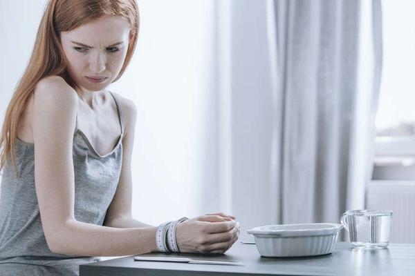 女性月经量过多说明排毒好？并不是，这或与6个因素有关，需警惕