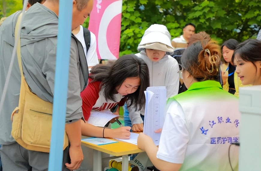 满“新”欢喜！长江职业学院喜迎2023新生！