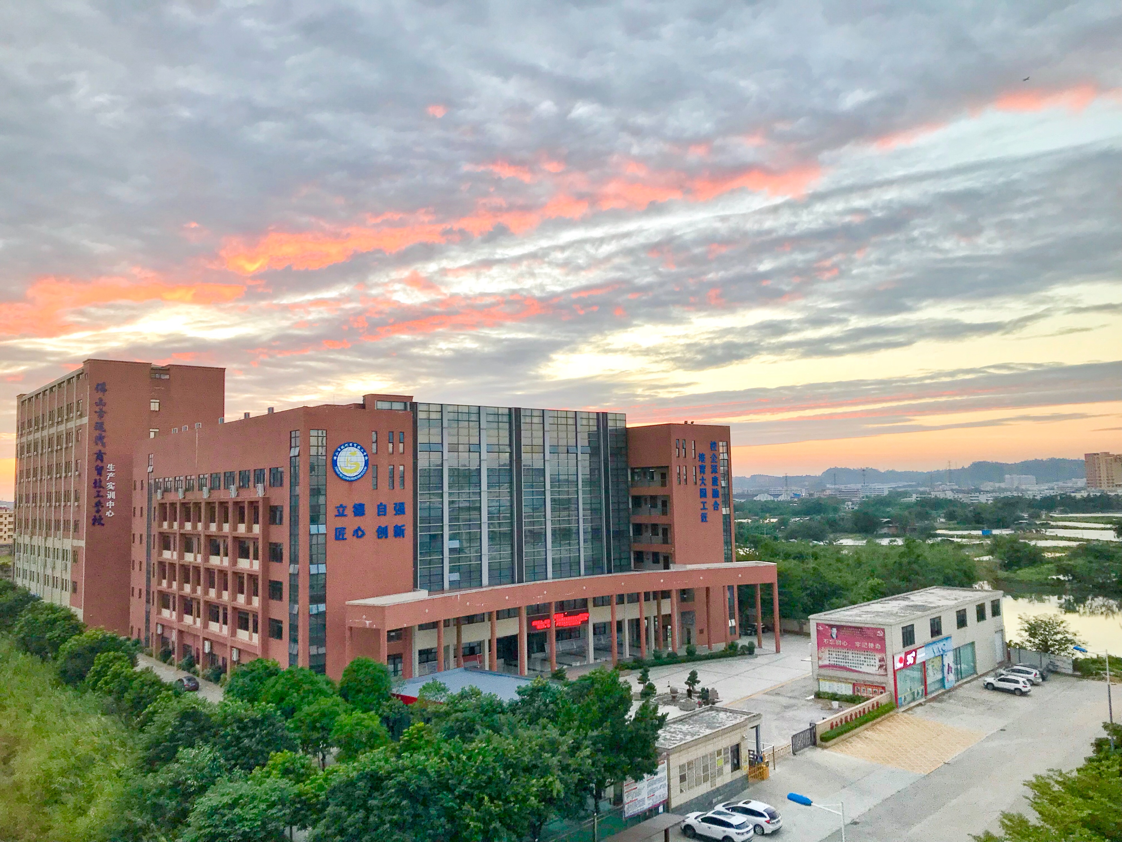 男孩初中毕业学什么专业更好就业,男生初中毕业学什么专业前途最好