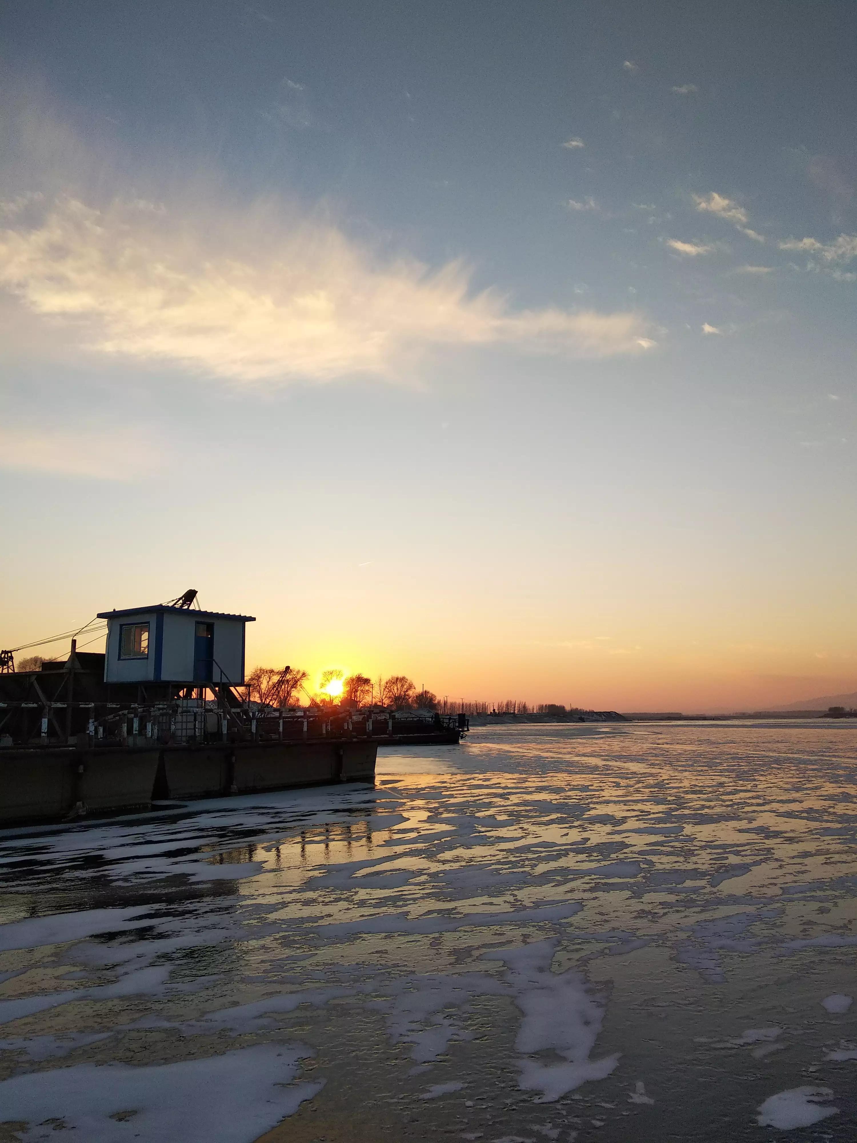 冬季的松花江千里冰封,松花江黄昏图片