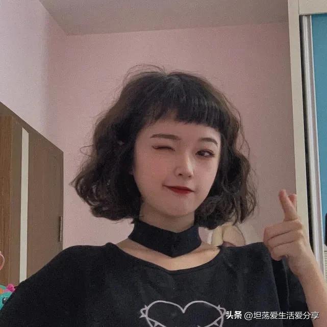 短头发蛋卷头发型正面,俏皮短蛋卷头戴什么帽子