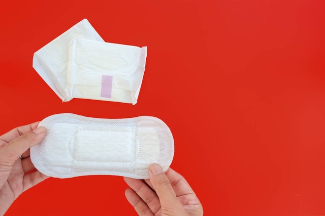 被骂上热搜的“卫生巾”，月经羞耻吗？怎么来个例假就羞耻了呢