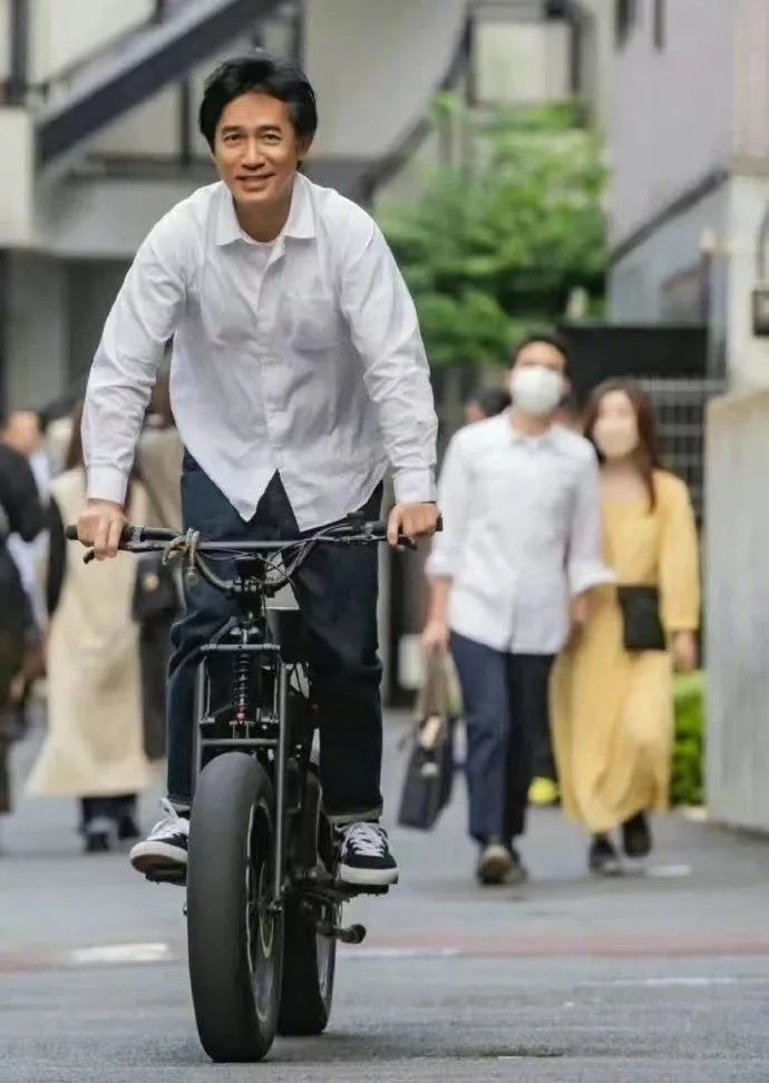 梁朝伟burberry表,梁朝伟明明很喜欢却又不敢靠近