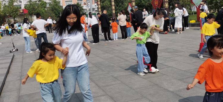 幼儿园小手拉大手运动会,大手拉小手幼儿园亲子活动