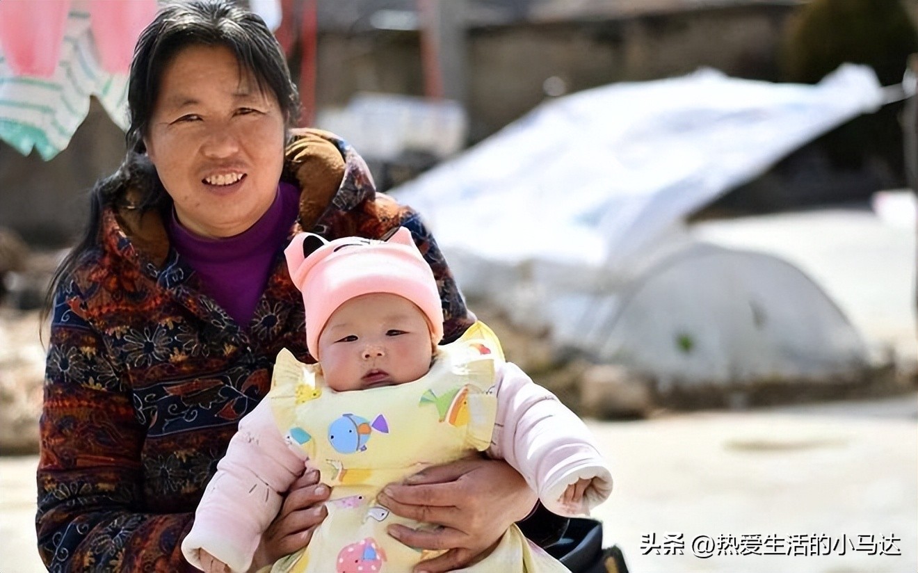 母亲没钱给孩子看病求孩子原谅,伸手向儿女要钱的人