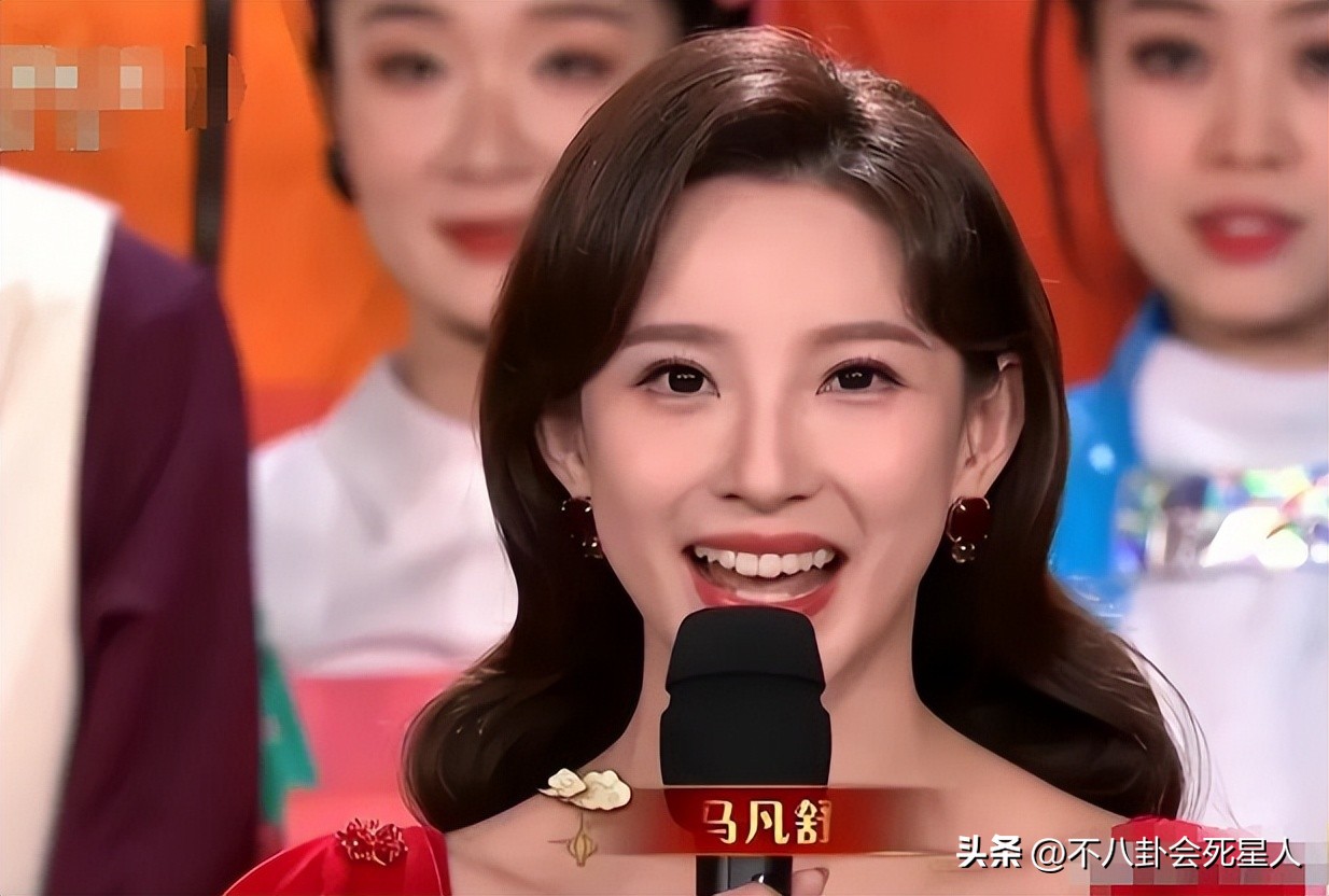 戴假发、穿半截西装、贴胶带瘦脸,原来央视的主持人这么“假”