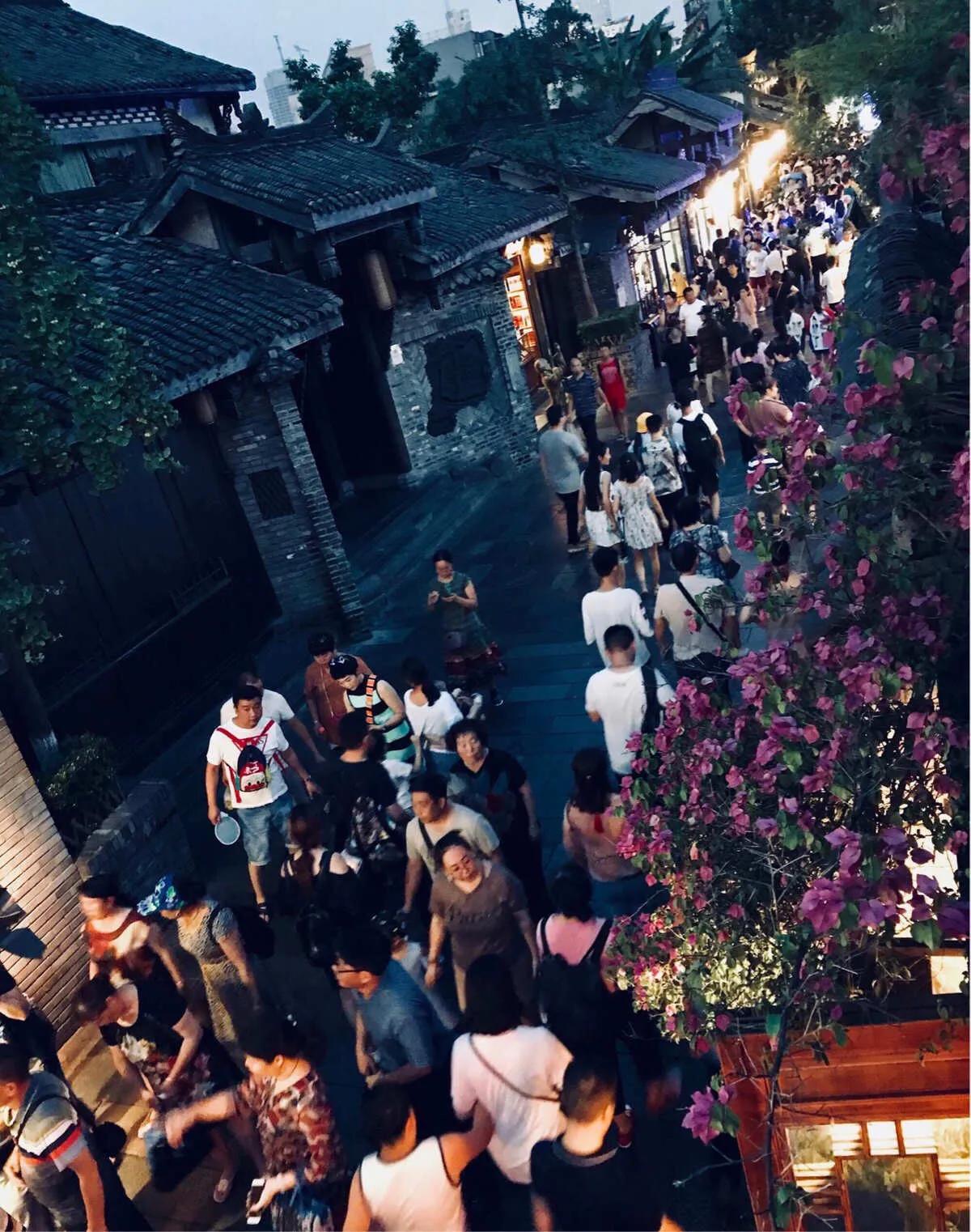 宽窄巷和宽窄香烟,成都宽窄巷宽窄两个字是什么材质