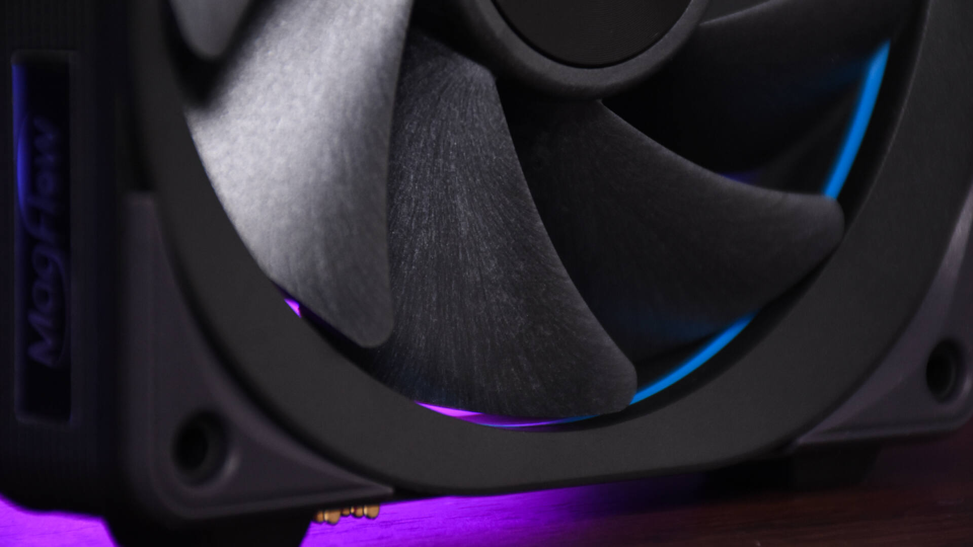 海韵MagFlow1225PWM风扇：磁吸拼接，安装走线更方便