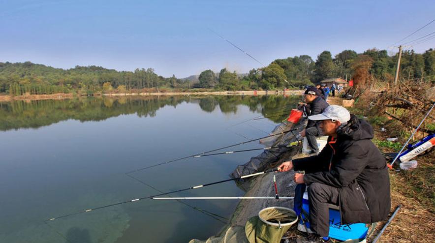 钓鱼时挂钩挂住怎么处理,钓鱼如何解决水底挂钩的问题